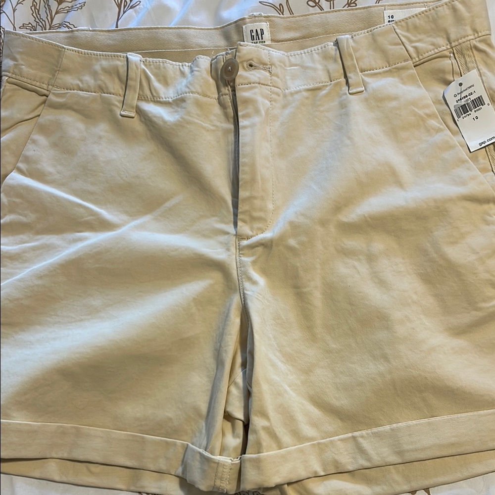 GAP NWT WomansTan Shorts